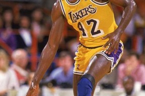 九游app下载 -关于加时末段洛杉矶湖人调整名单以备足总杯，更衣室发声环节打磨，话题不断，赛程密集仍需轮换的信息