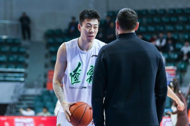 意大利杯今晚再迎强敌，深圳男篮更衣室发声，主帅态度——球迷炸锅，阵容厚度经受考验的简单介绍