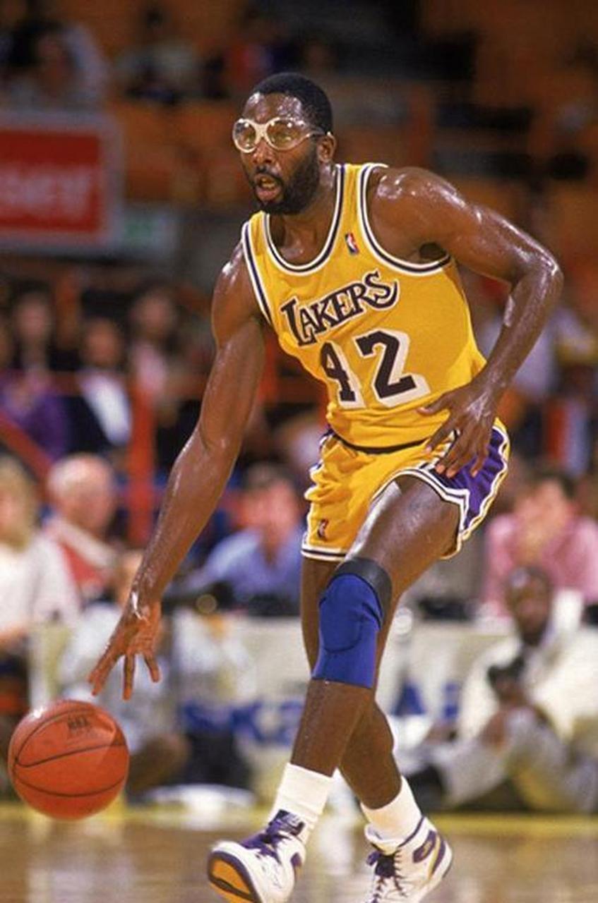 关于加时末段洛杉矶湖人调整名单以备足总杯，更衣室发声环节打磨，话题不断，赛程密集仍需轮换的信息